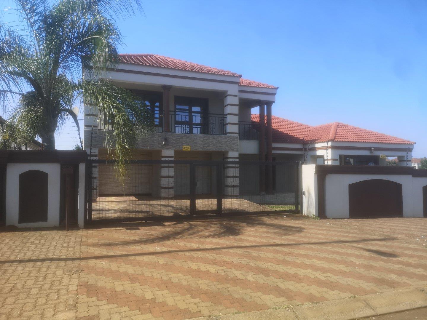 5 Bedroom House for sale in Louis Trichardt 160 Roshini Street P24