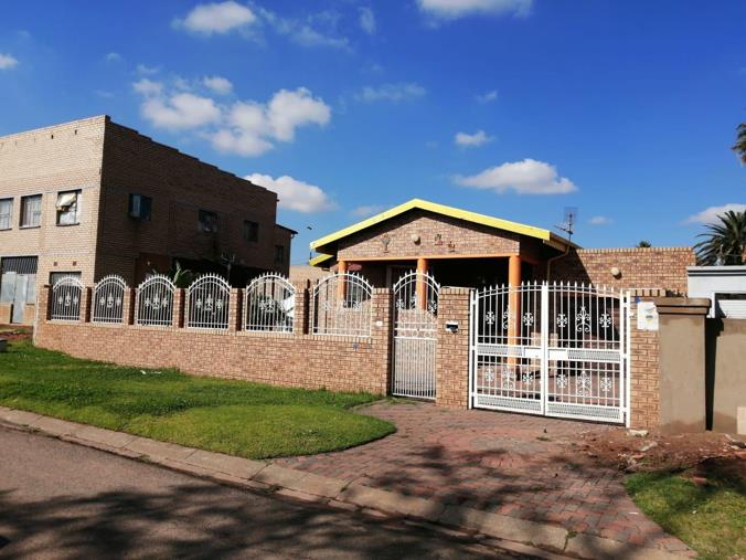 3 Bedroom House for Sale in Lenasia Ext 1