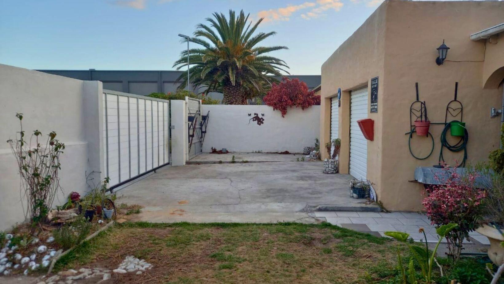 4 Bedroom House for sale in Gansbaai Central 30 Dirkie Uys Street