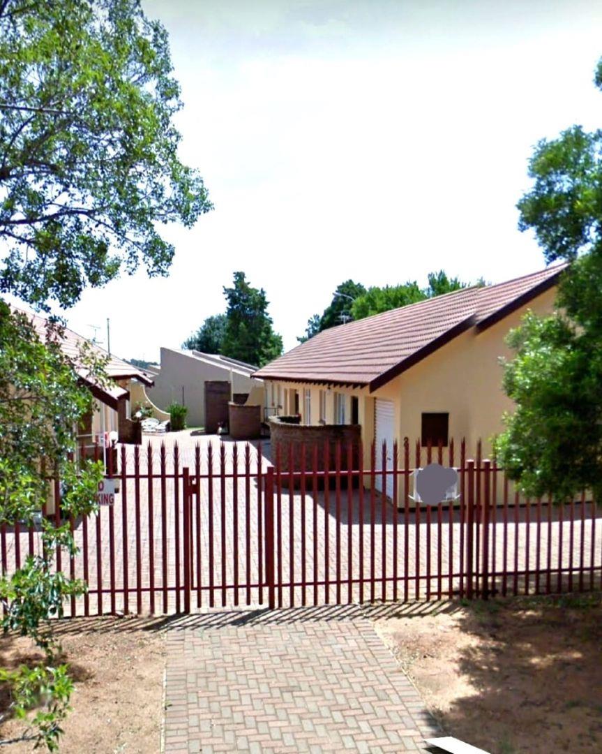 2 Bedroom Townhouse for sale in Carletonville Central P24112215136