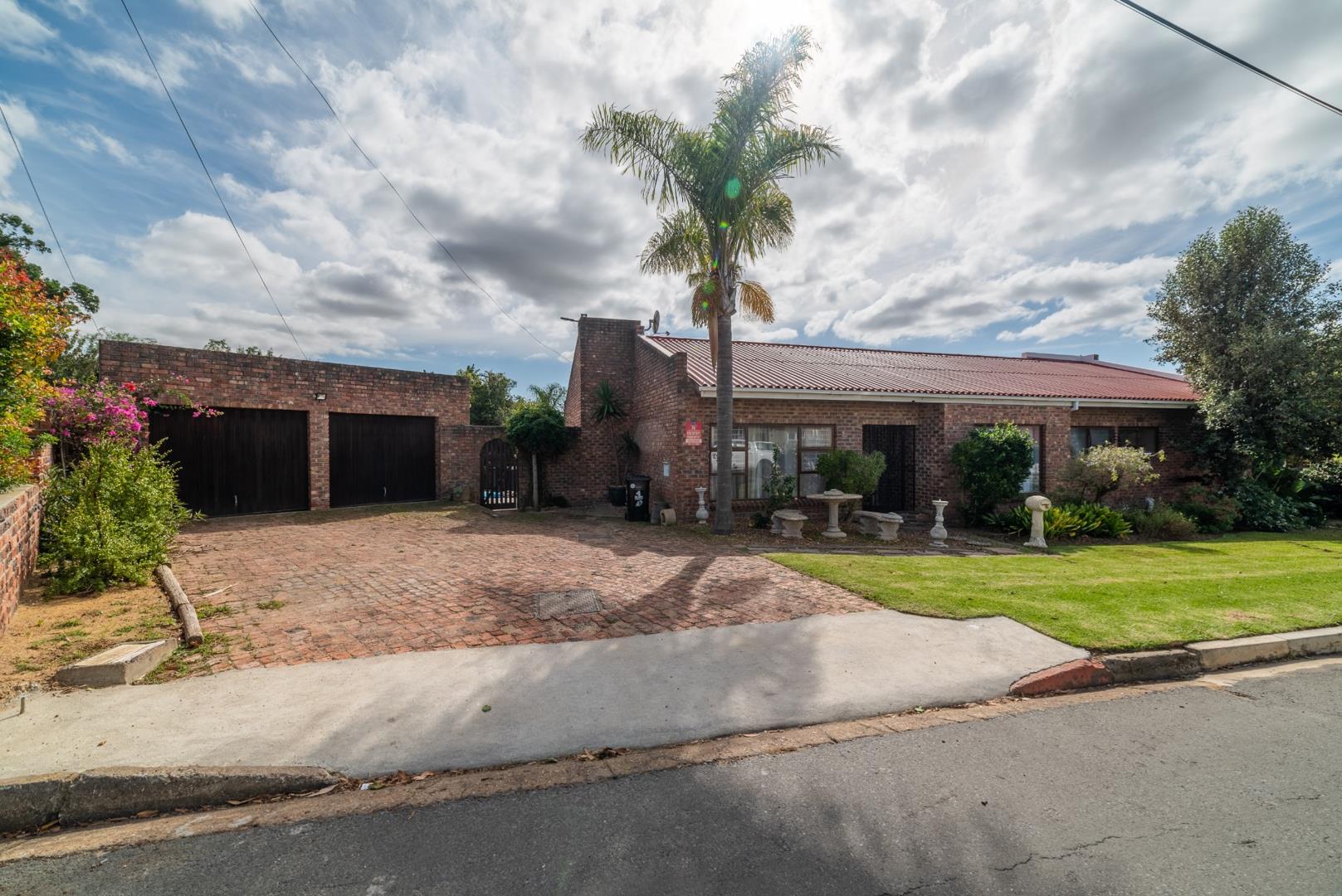 5 Bedroom House for sale in Bredasdorp 4 Reunion Street P24112646980