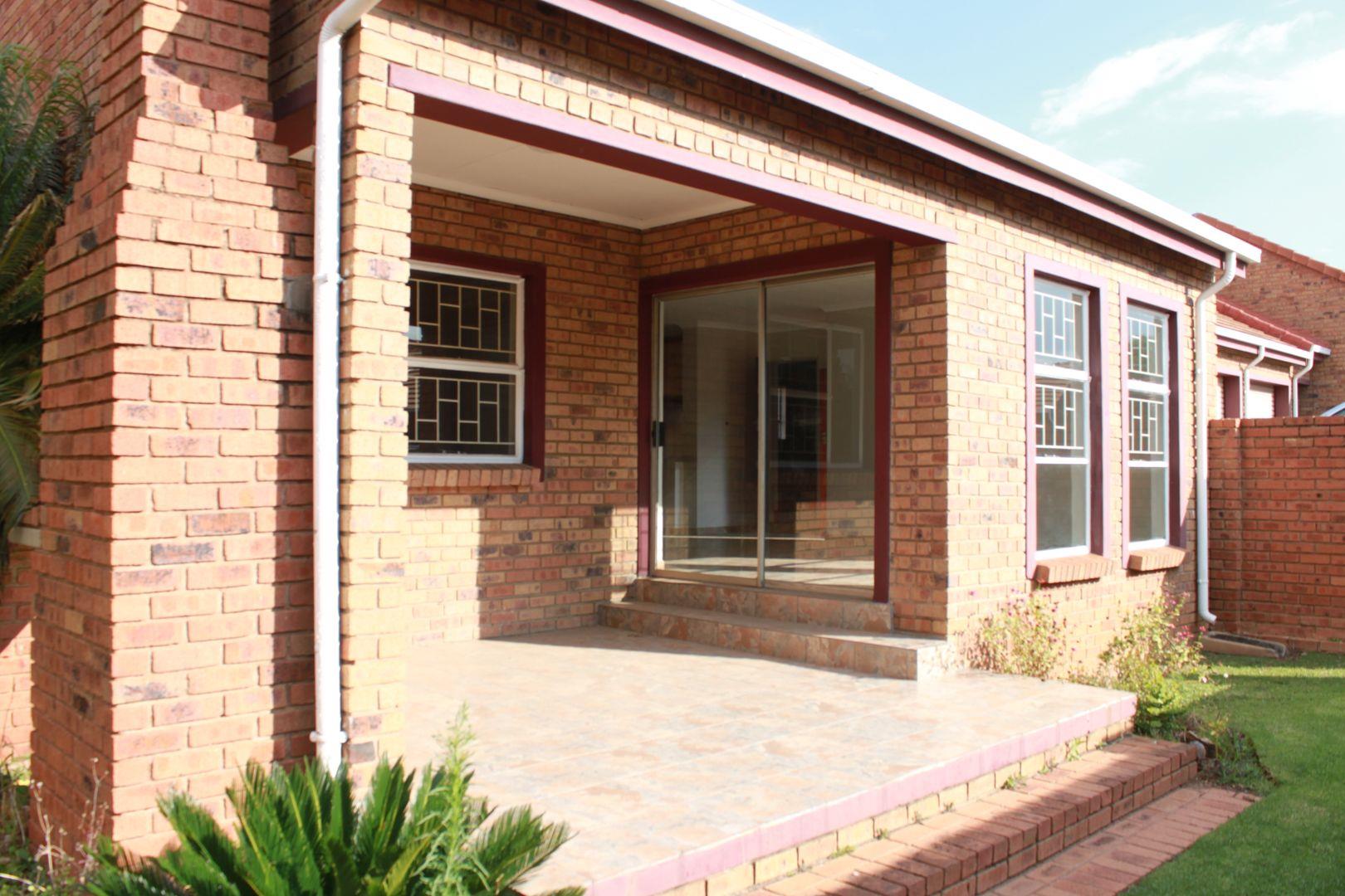 3 Bedroom Townhouse for sale in Amberfield Crest Estate P24112650453