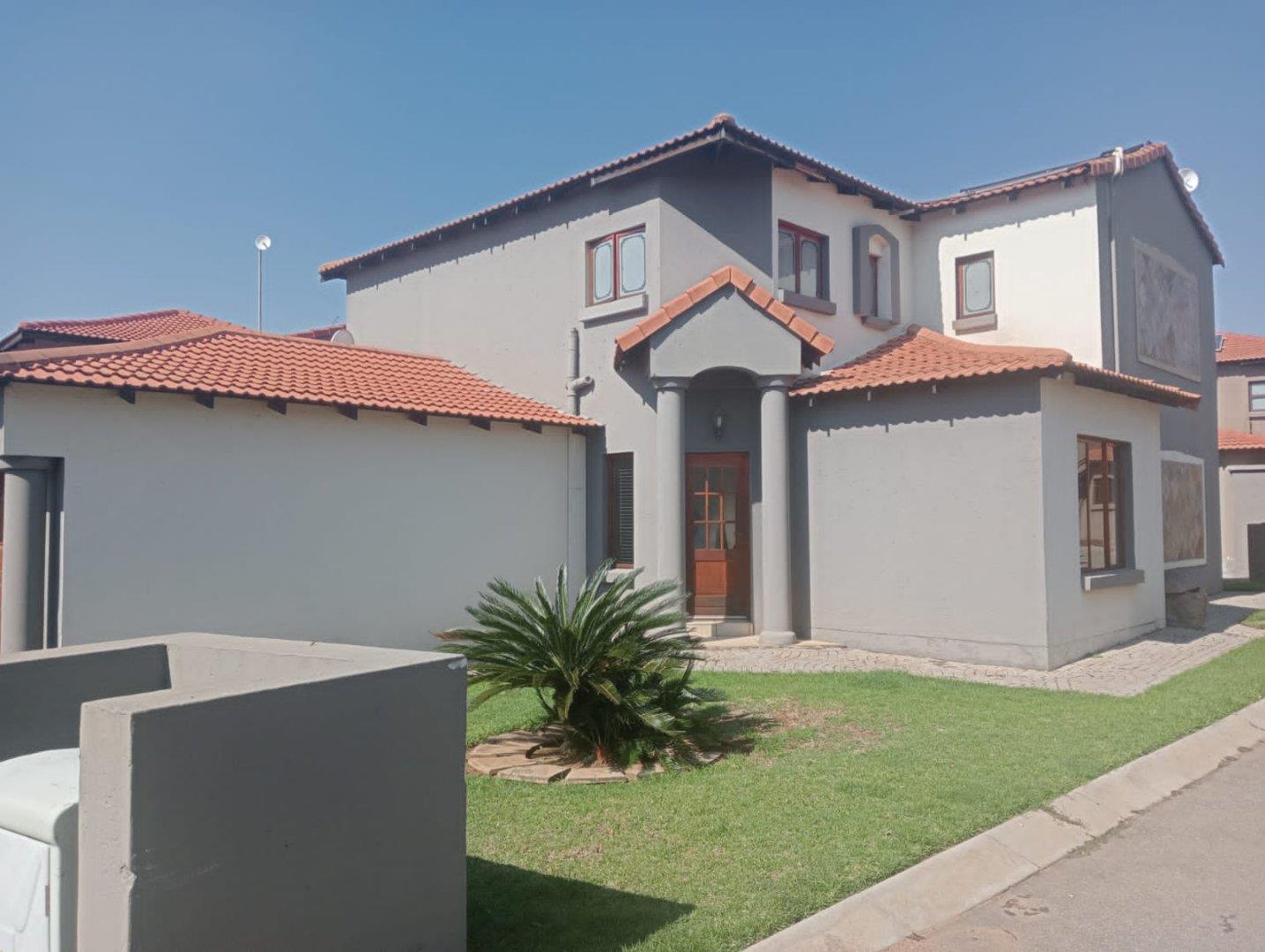 3 Bedroom Townhouse for sale in Emfuleni Golf Estate P24112534230