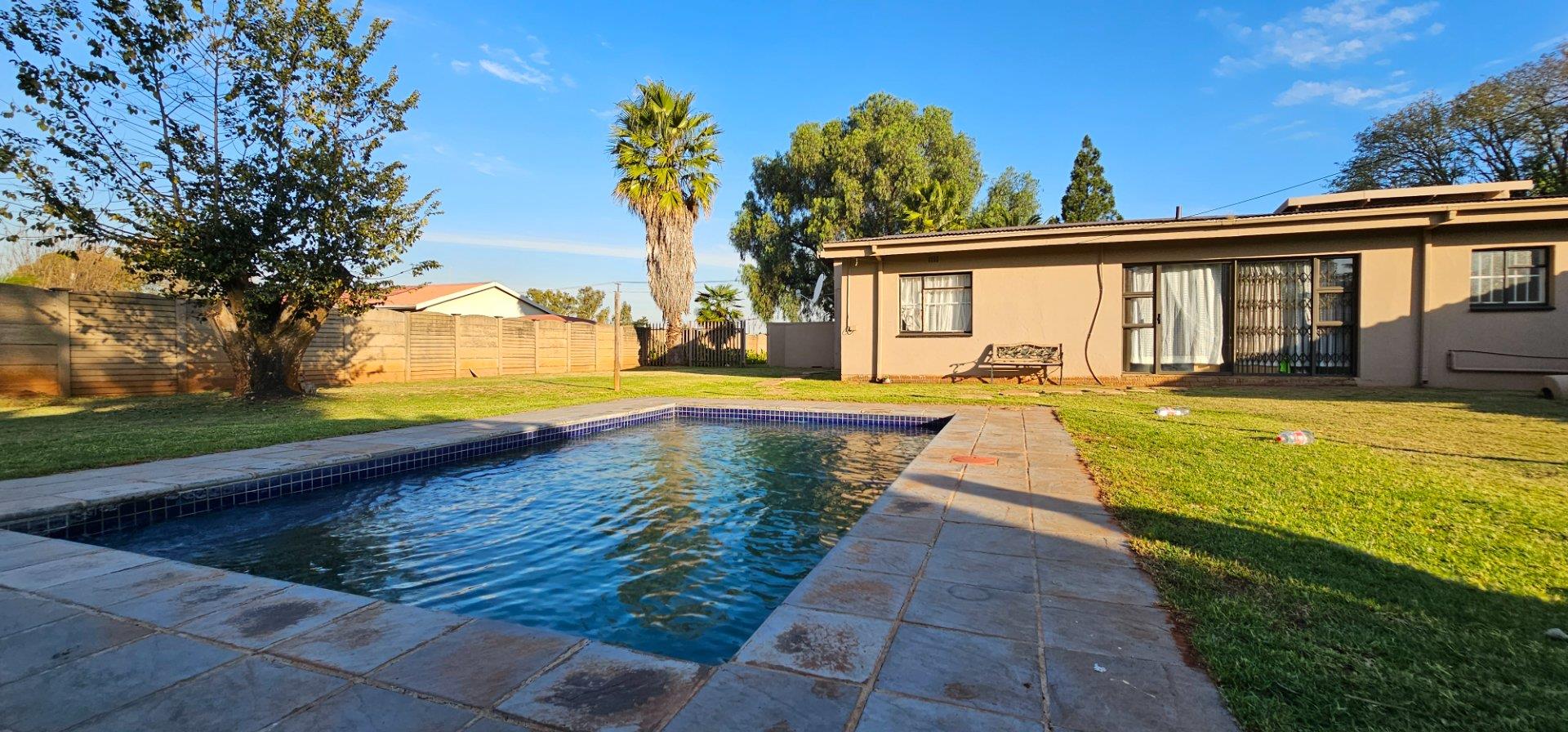 4 Bedroom House for sale in Meyerton Central P24112658370