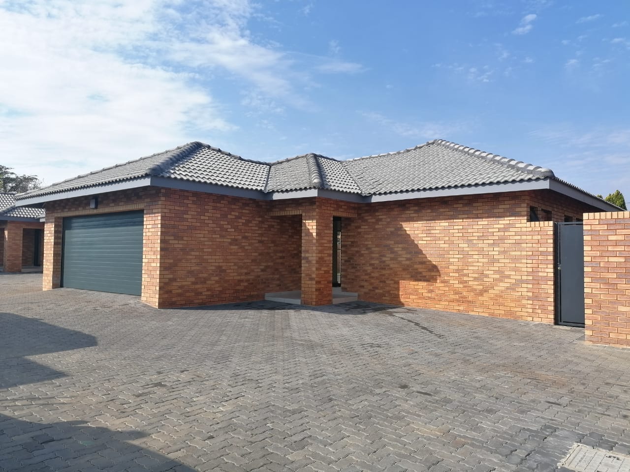 3 Bedroom Townhouse for sale in Brackenhurst P24112570099