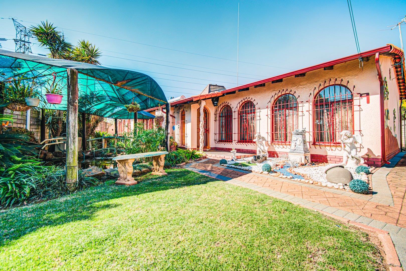 6 Bedroom House for sale in Crystal Park P24112666003