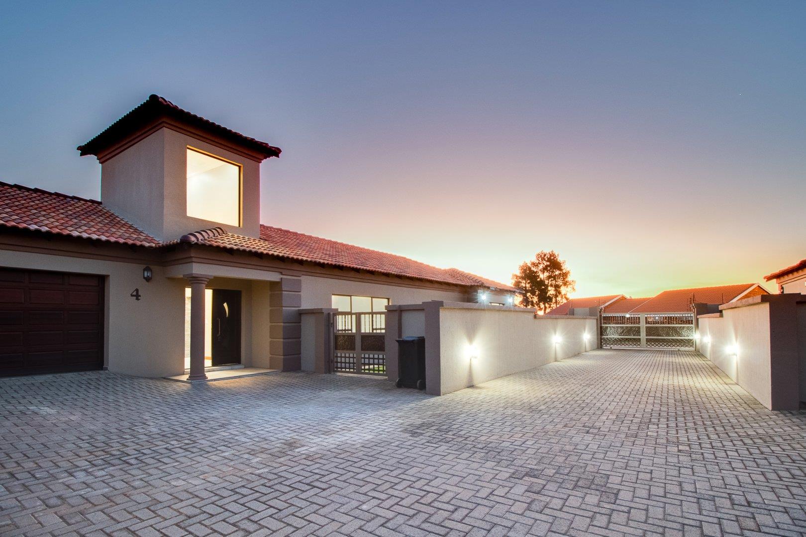 3 Bedroom House for sale in Riversdale P24112673514