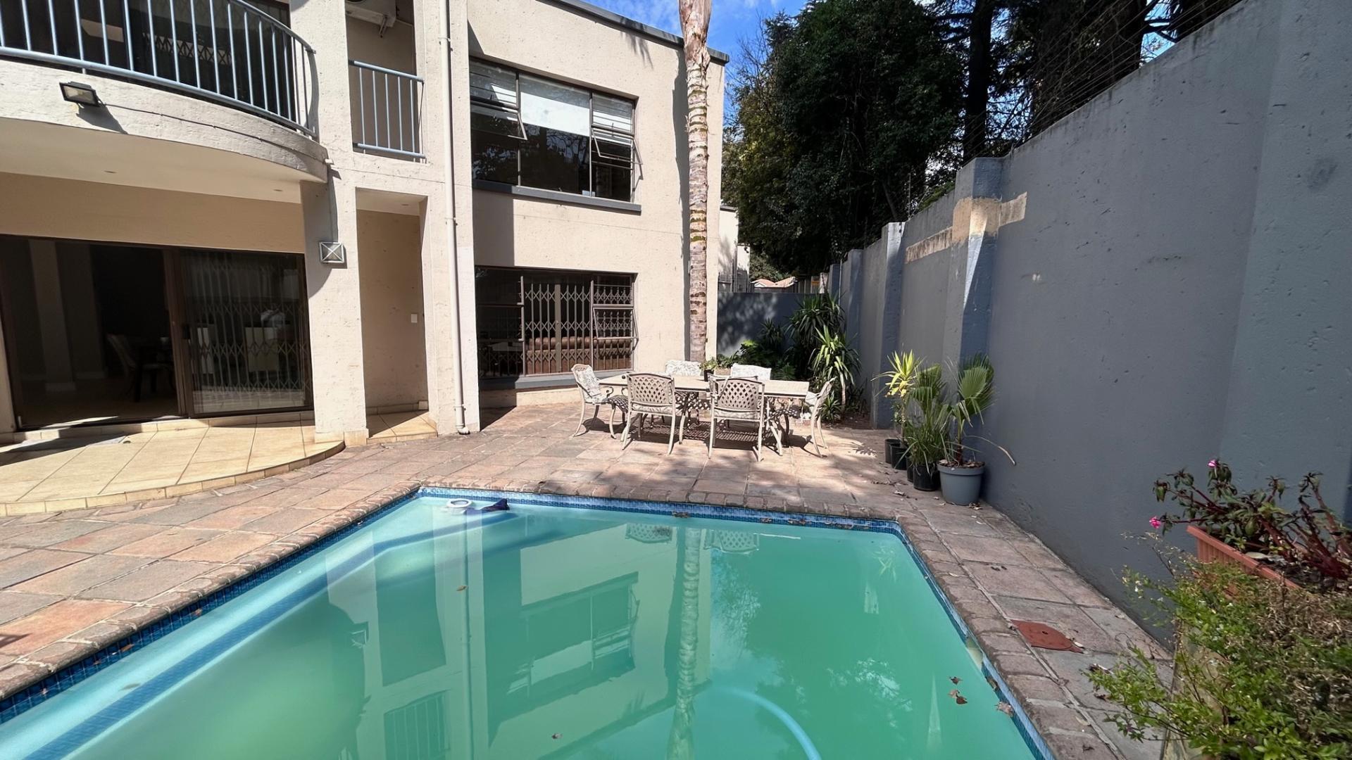 3 Bedroom House for sale in Bedfordview P24112678661