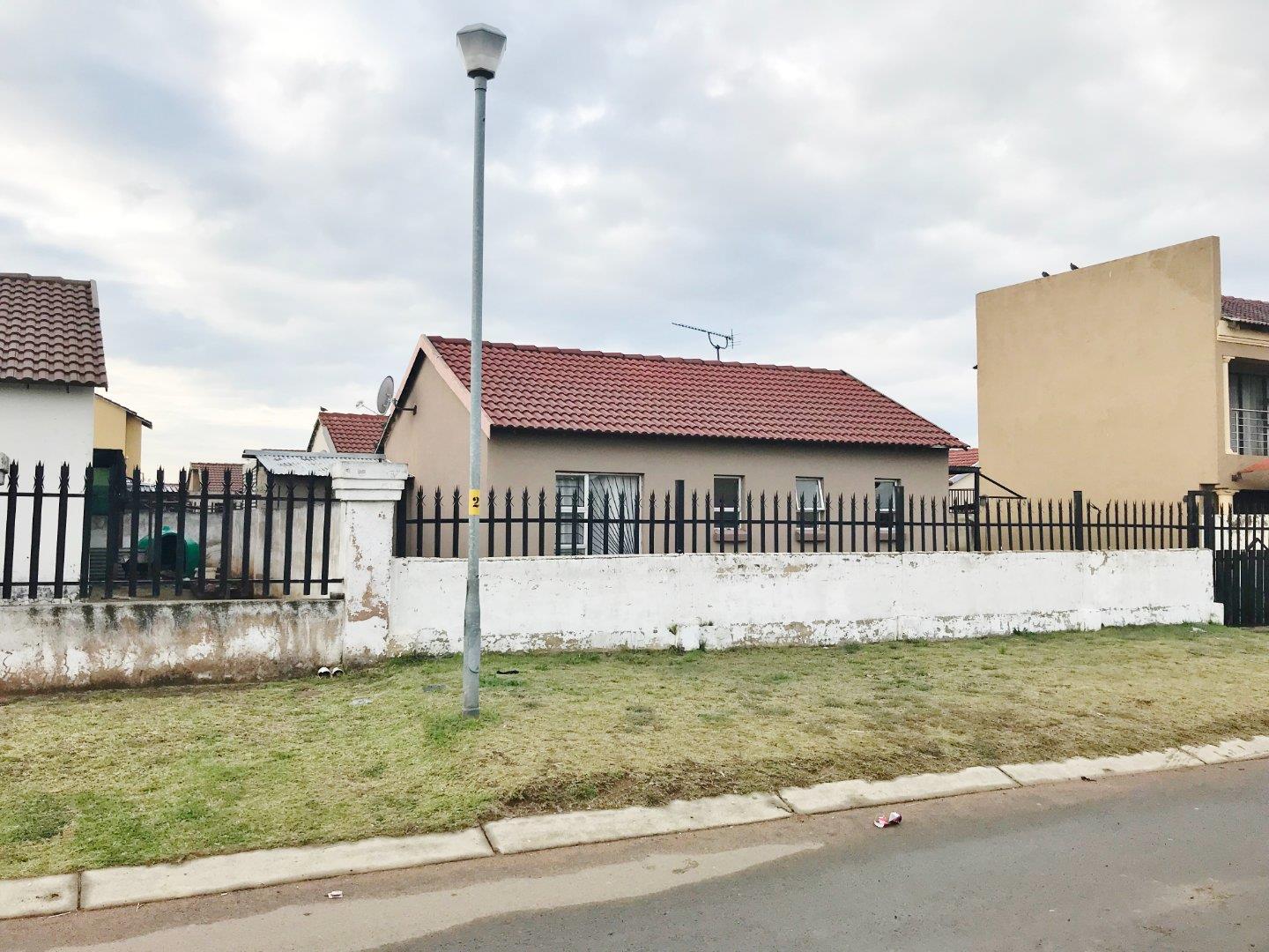 2 Bedroom House for sale in Sharon Park P24112679330