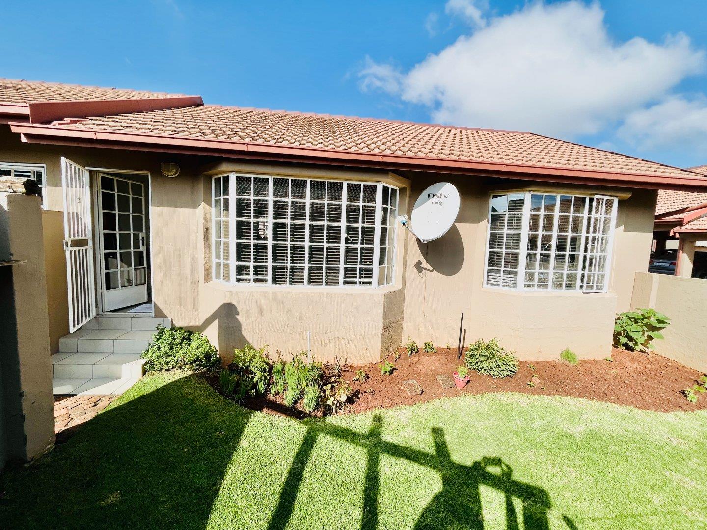 2 Bedroom Townhouse for sale in Norkem Park P24112683659