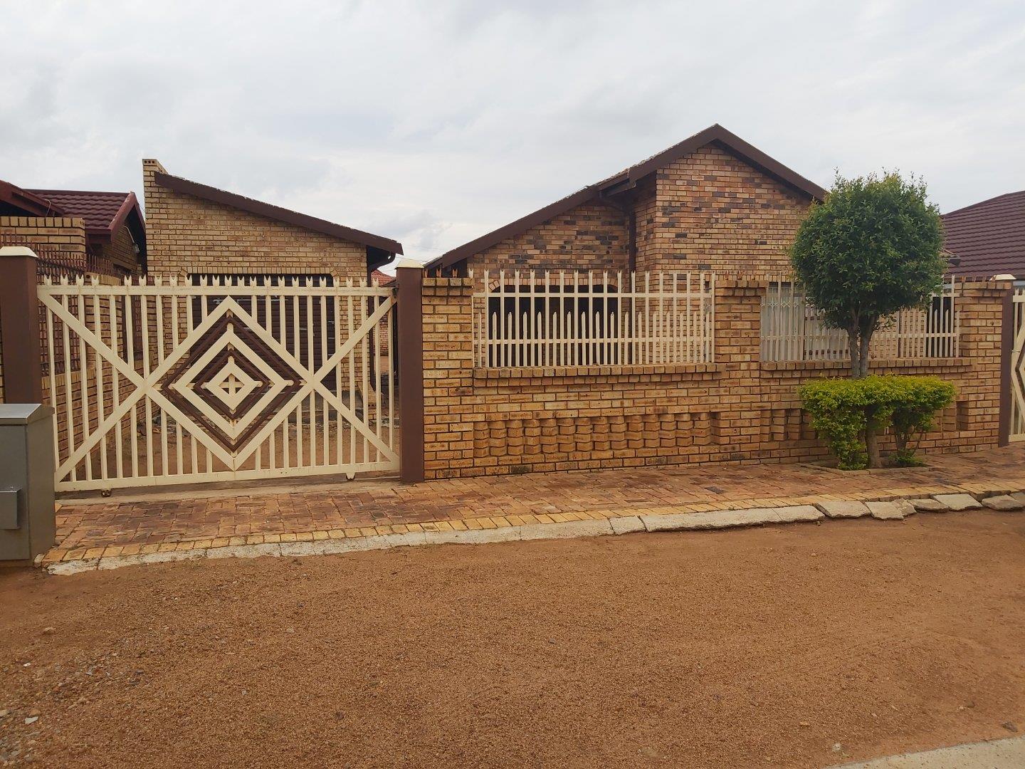 4 Bedroom House for sale in Soshanguve BB P24112684063