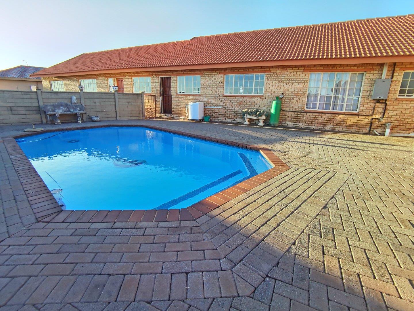 3 Bedroom House for sale in Riversdale P24112688037