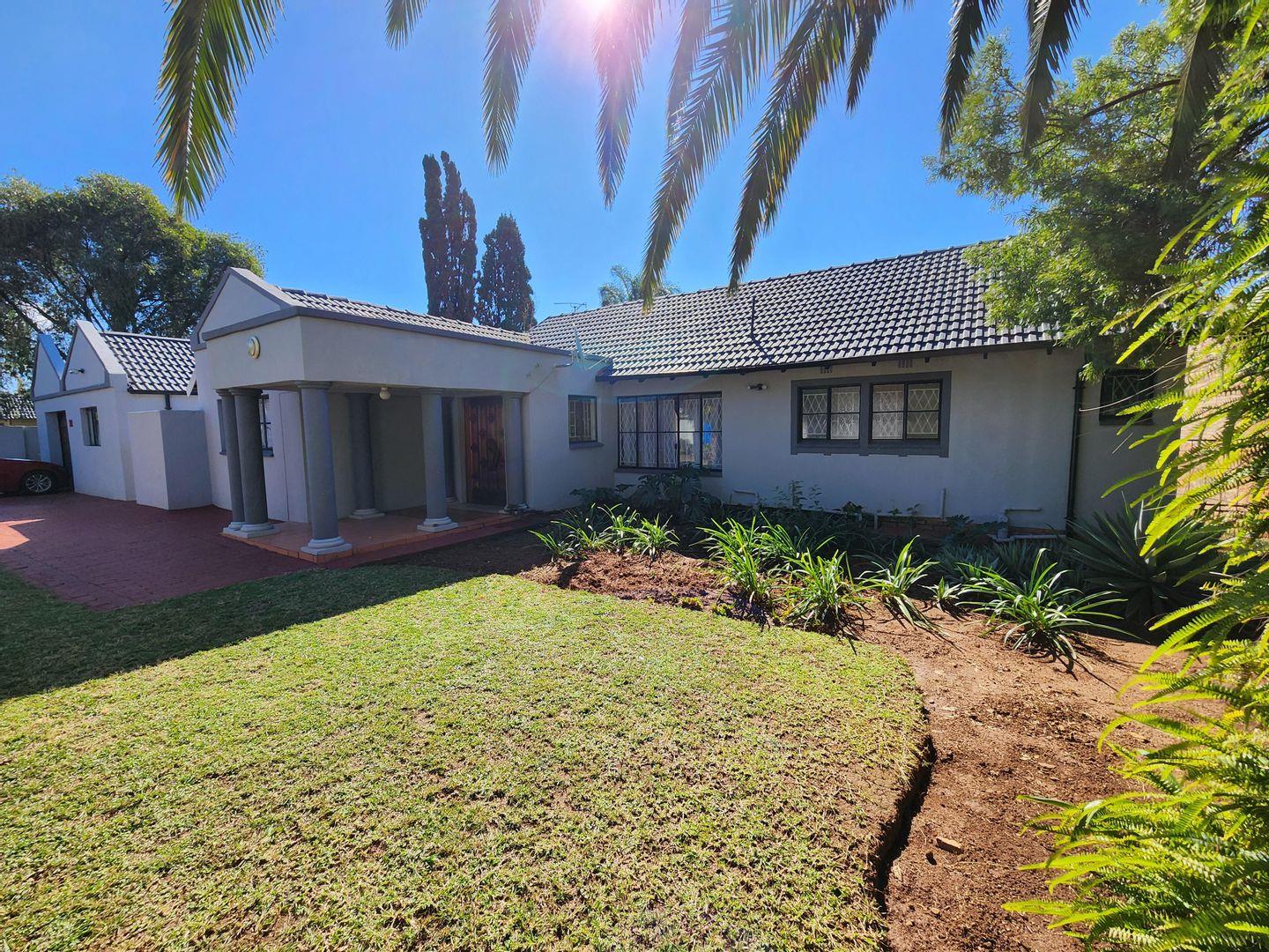 4 Bedroom House for sale in Waterkloof Glen P24112690565