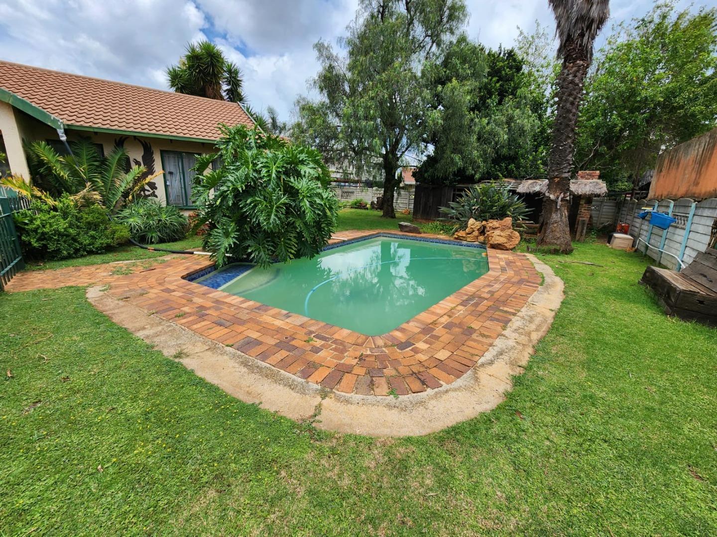 3 Bedroom House for sale in Crystal Park P24112694248