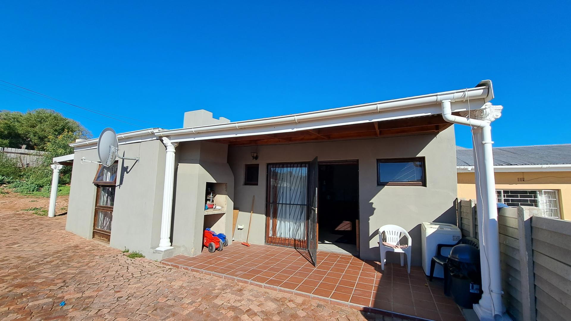 2 Bedroom House for sale in Oudtshoorn Central P24112696995