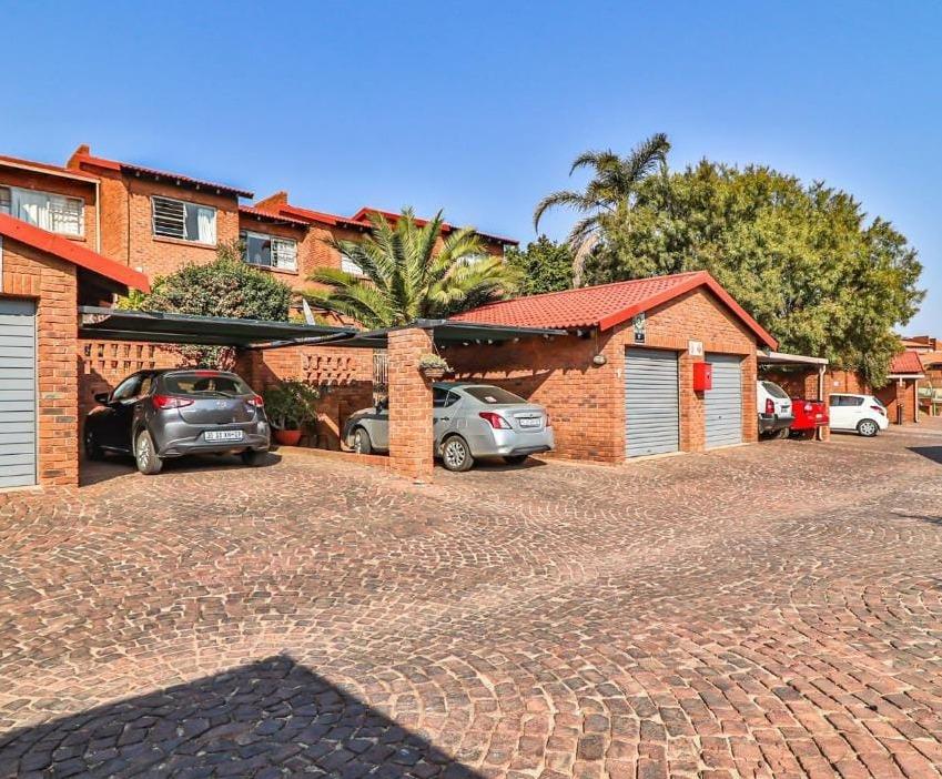 4 Bedroom Townhouse for sale in Corlett Gardens P24112705182