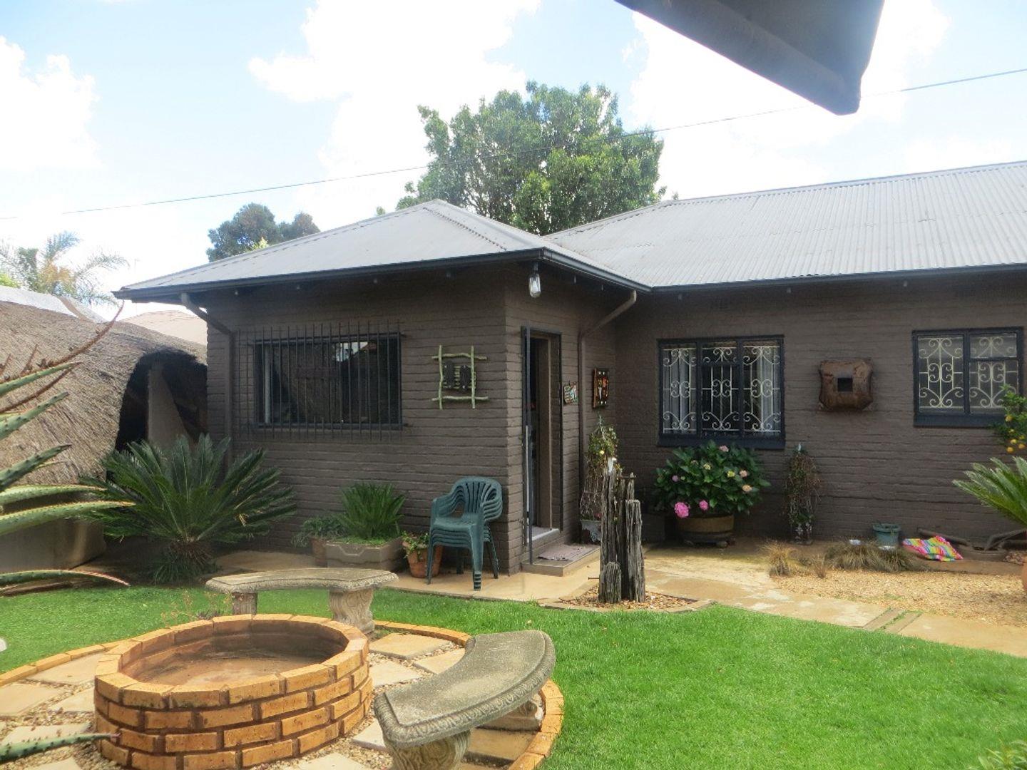 3 Bedroom House for sale in Carletonville Central P24112009692