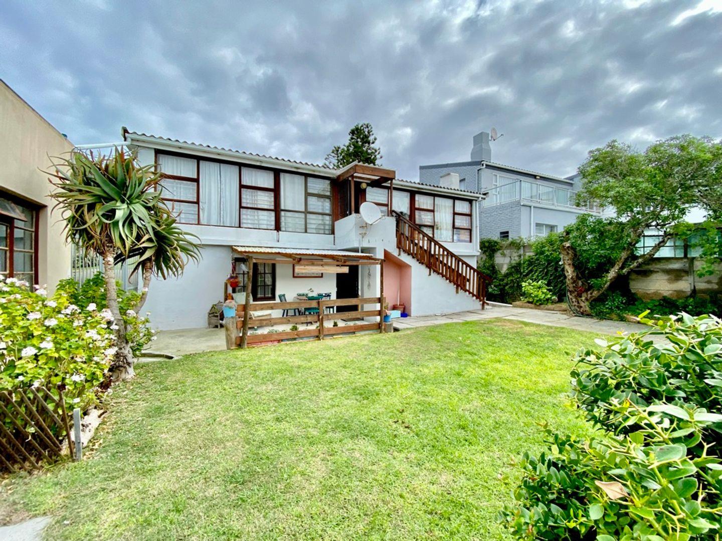 5 Bedroom House for sale in Kleinbaai 42 Perlemoen Straat P24112699736