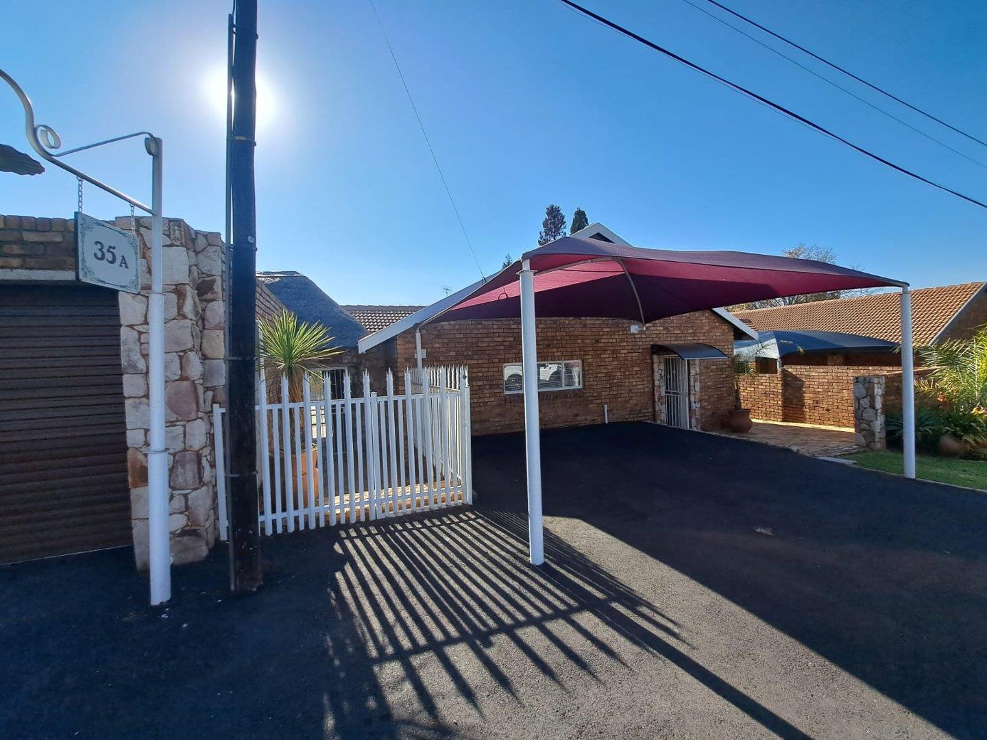 4 Bedroom House for sale in Overkruin P24112711428