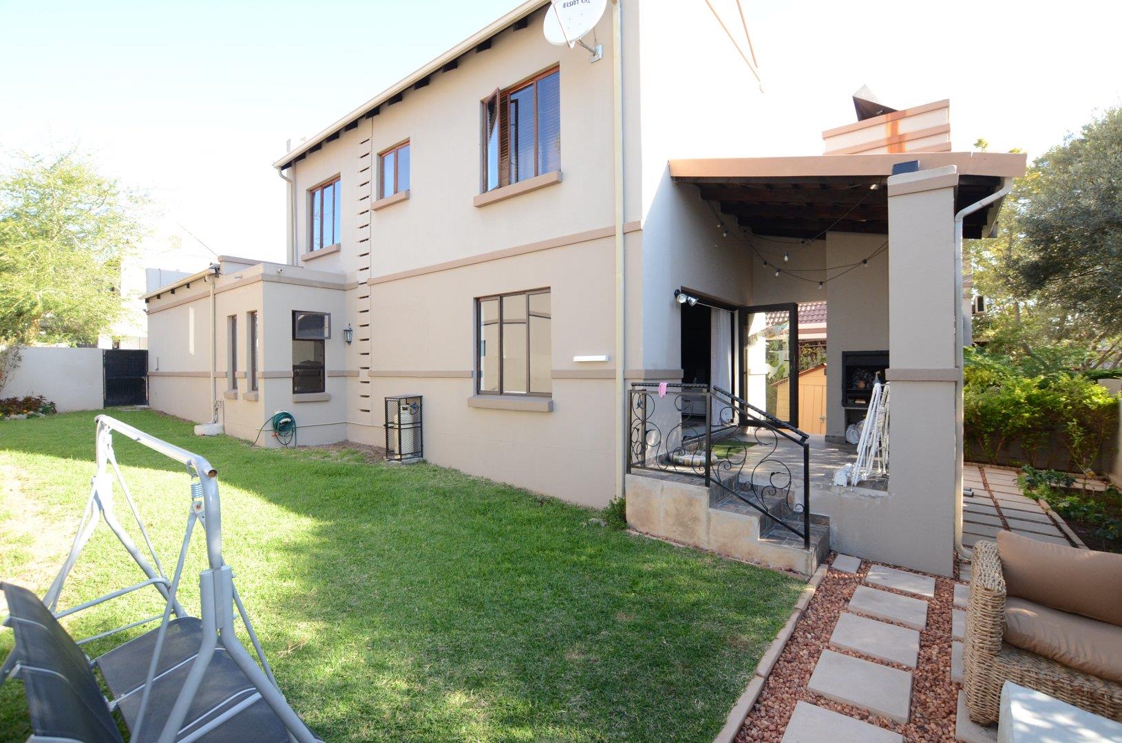 2 Bedroom House for sale in Sunninghill P24112712673