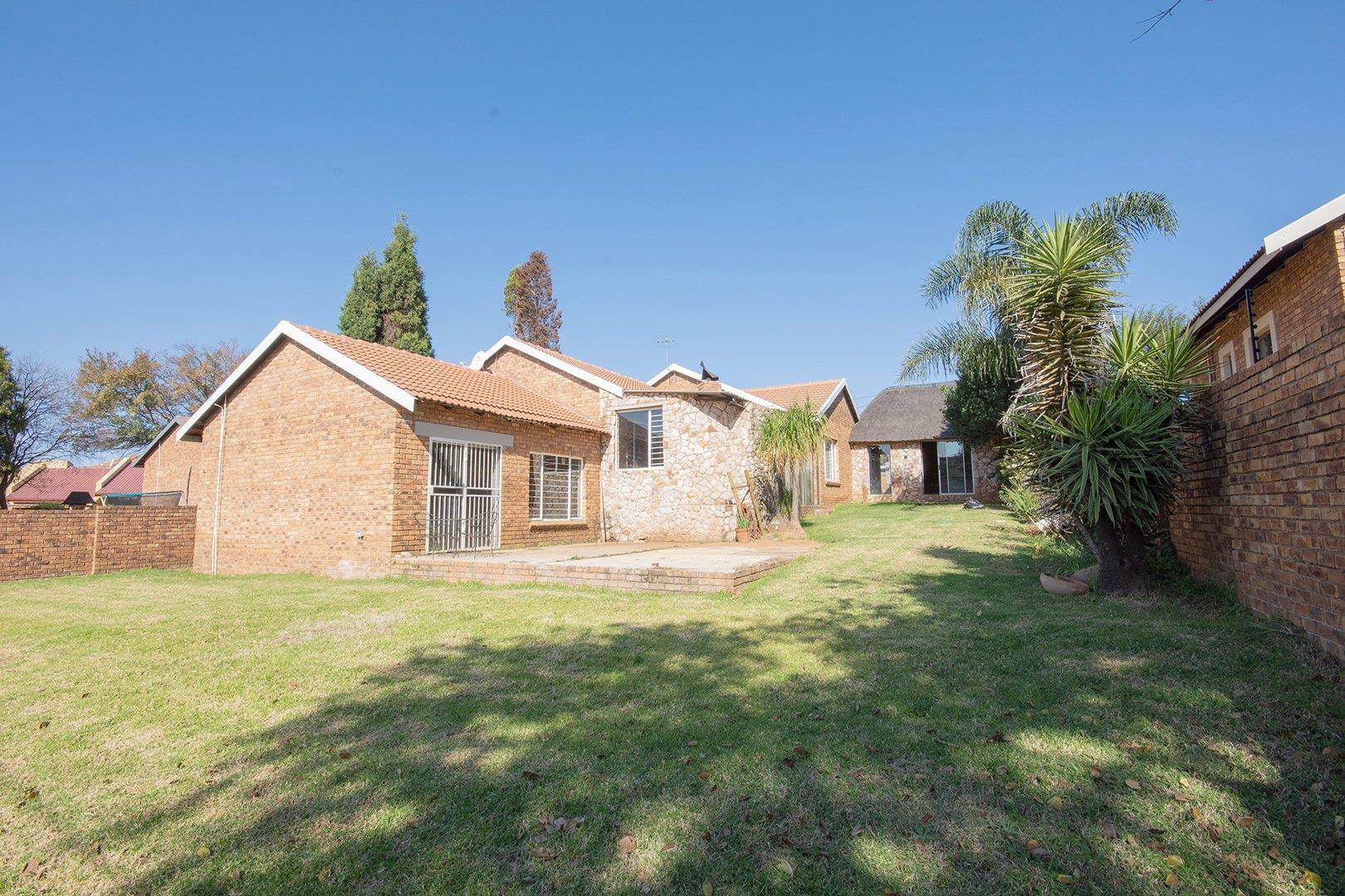 5 Bedroom House for sale in Overkruin P24112714078