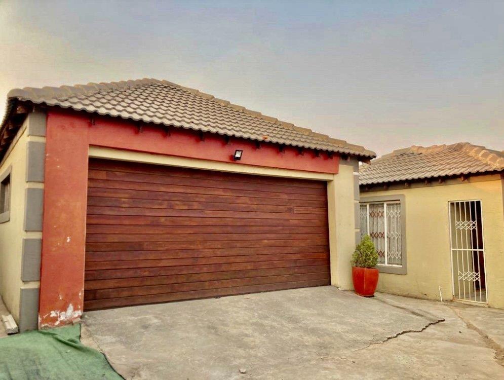 3 Bedroom House for sale in Lotus Gardens P24112716612