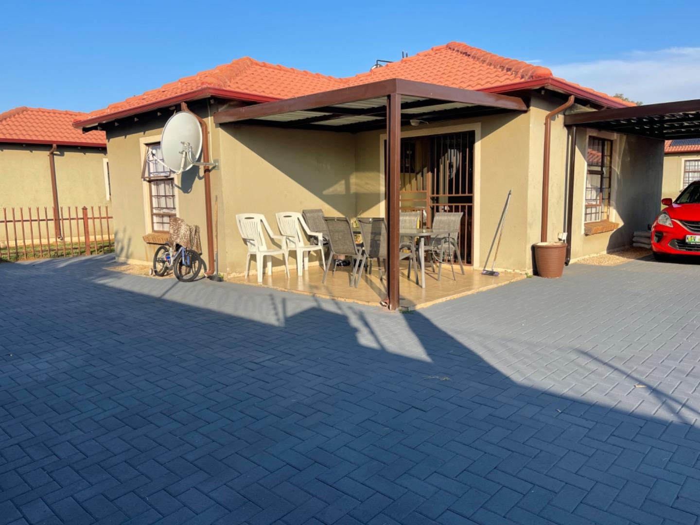 3 Bedroom House for sale in Heatherview P24112628184