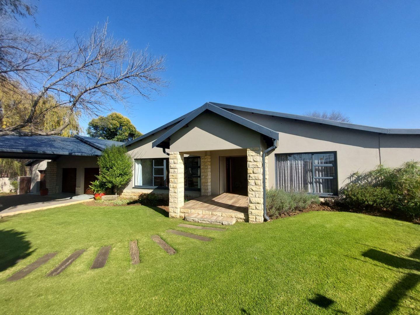 4 Bedroom House for sale in Panorama 26 Tavie Du Preez Street P24