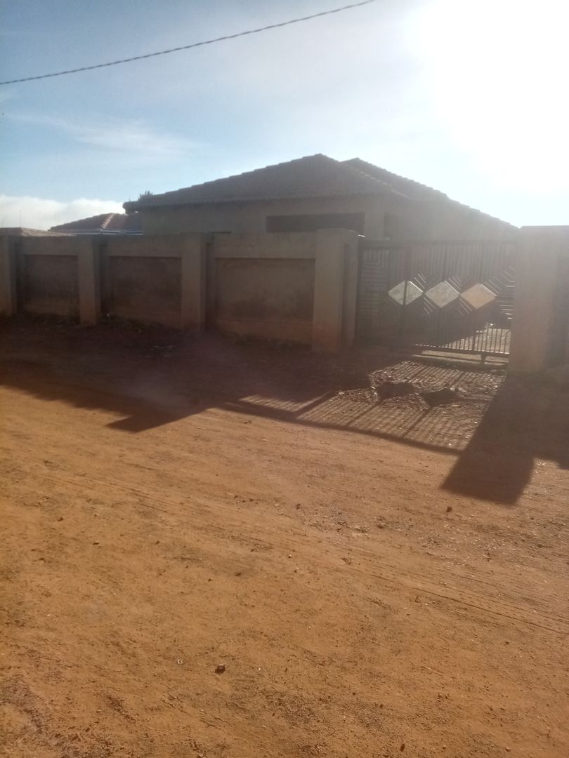 2 Bedroom House for sale in Orange Farm P24112725890