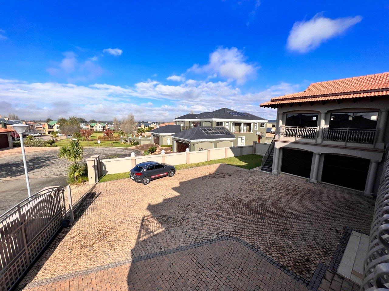 5 Bedroom House for sale in Tuscany Ridge P24112728429