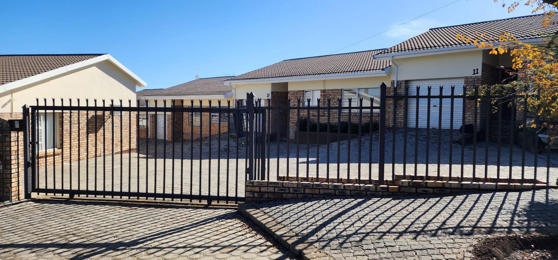2 Bedroom Townhouse for sale in Cradock P24112730189