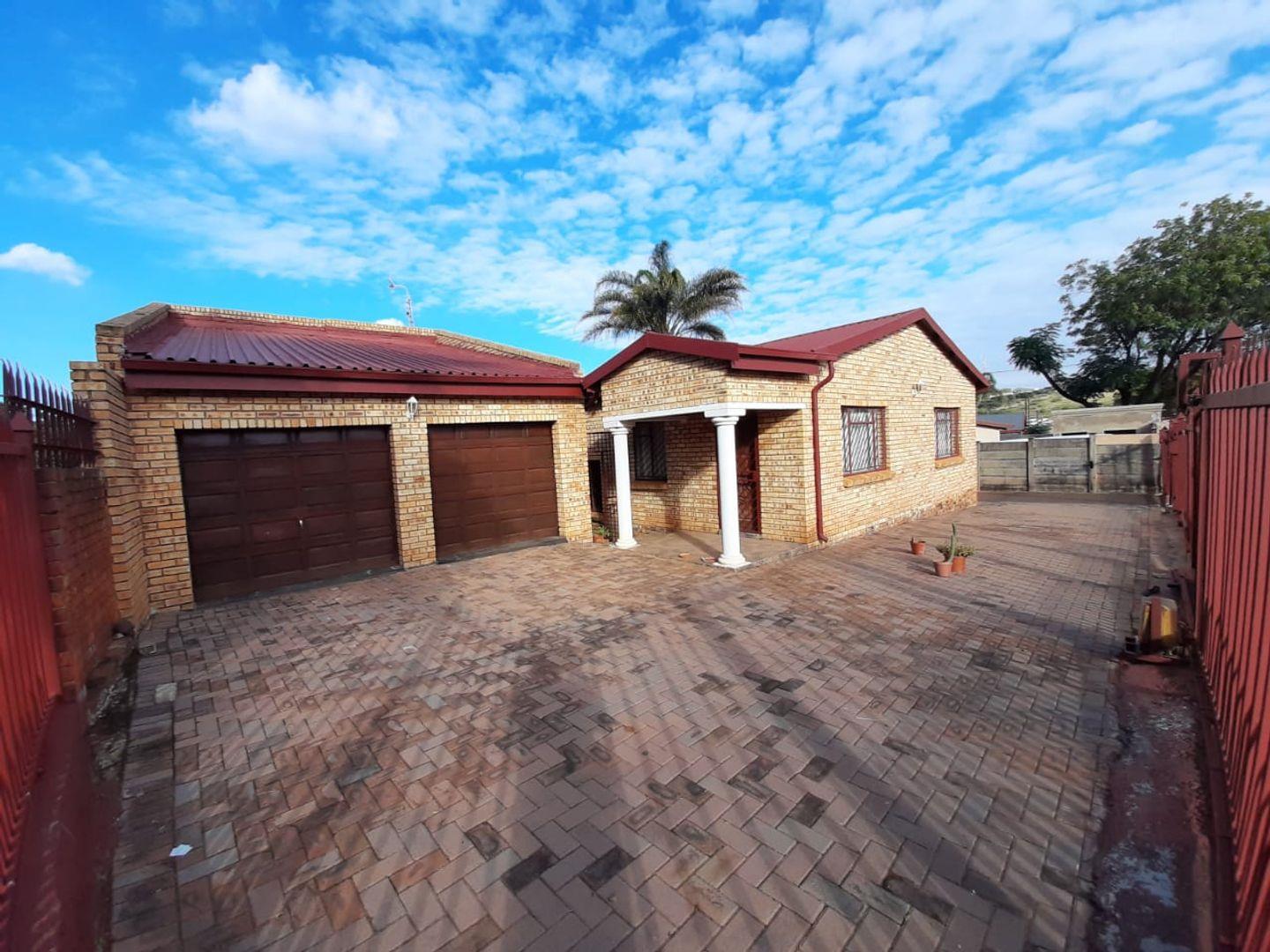 4 Bedroom House for sale in Laudium P24112731045