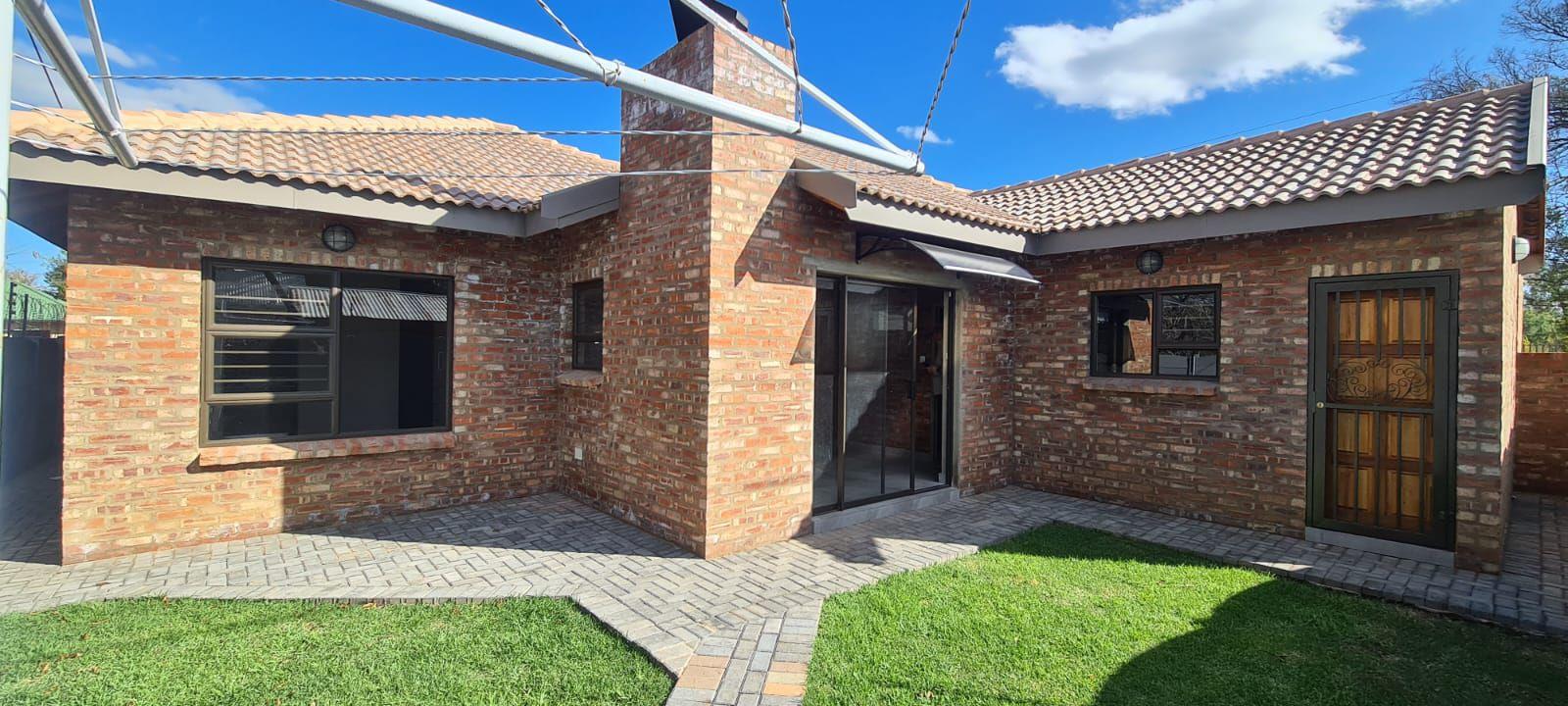 2 Bedroom Townhouse for sale in Potchefstroom Central P24112736539