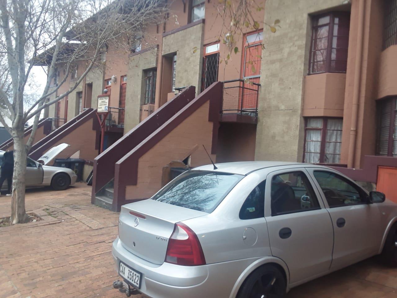 2 Bedroom Townhouse for sale in Zonnebloem P24112739881