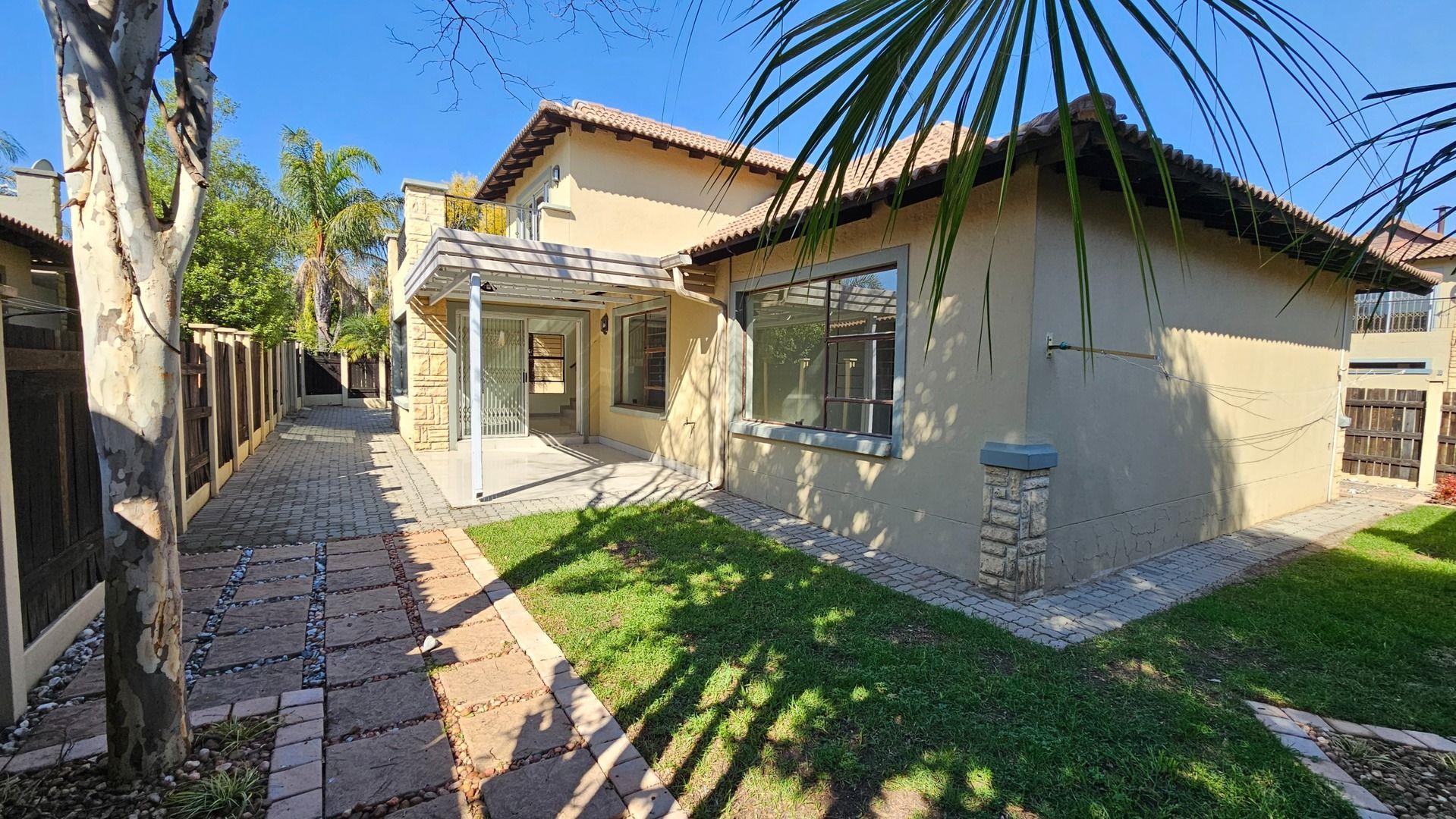 3 Bedroom Townhouse for sale in Broadacres P24112750696