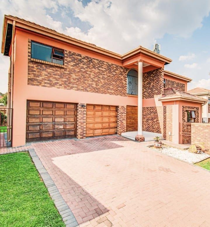 3 Bedroom House for sale in Van Riebeeck Park Van Riebeeck Park P24