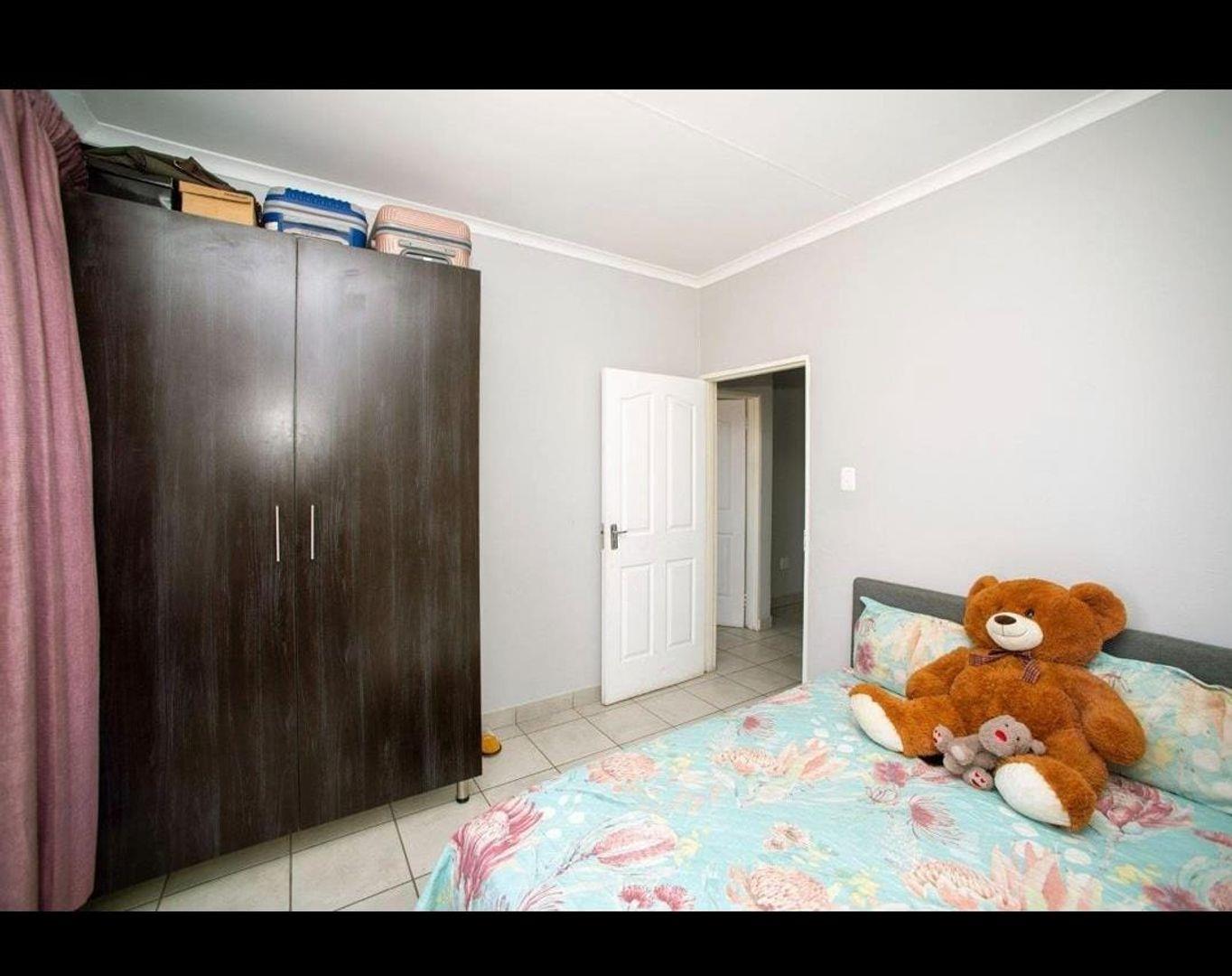 3 Bedroom Apartment / flat for sale in Crystal Park P24112752556