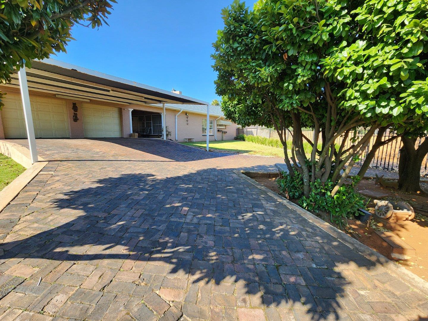 5 Bedroom House for sale in Greenhills 50 Greenhills Avenue P24