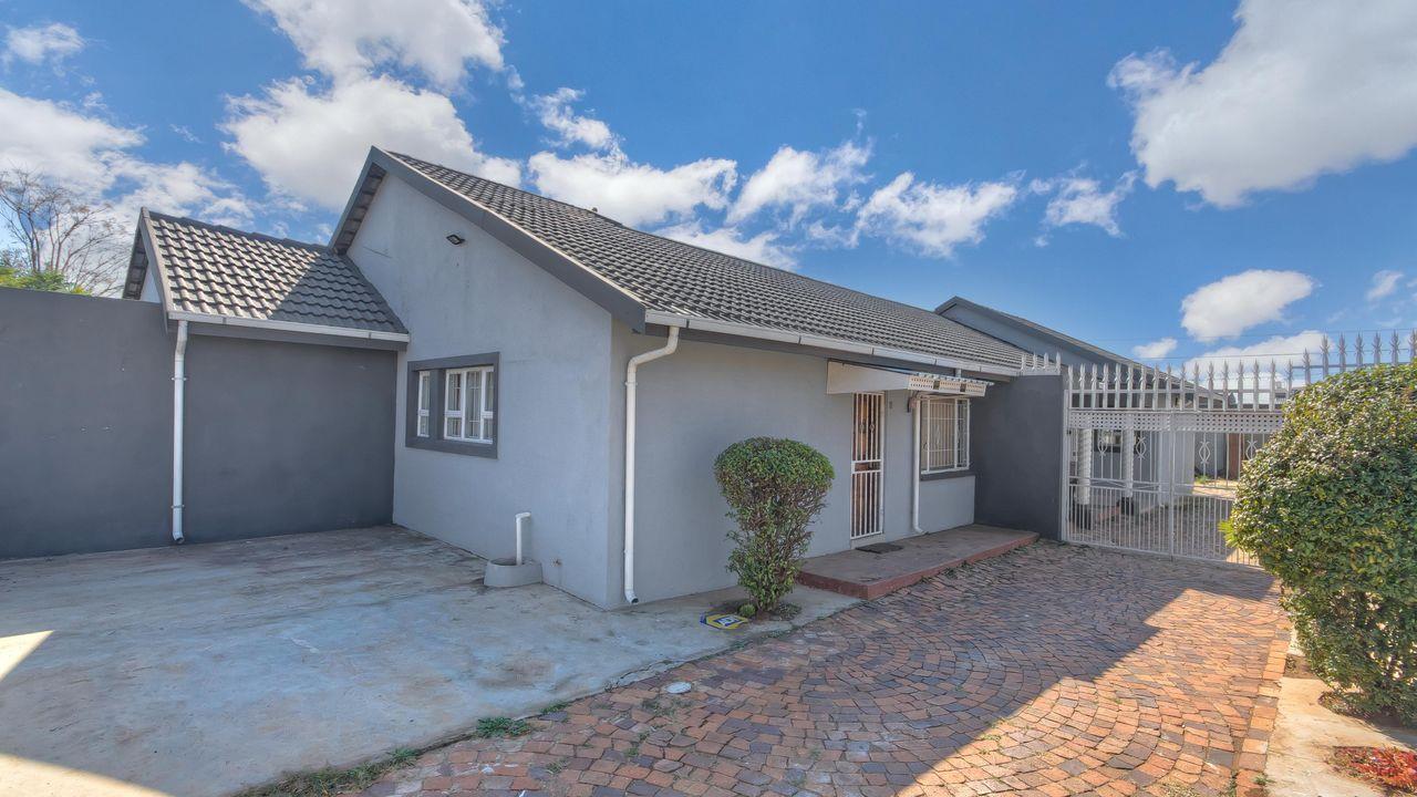 6 Bedroom House for sale in Lenasia 39 Hydrangea Avenue P24112770151
