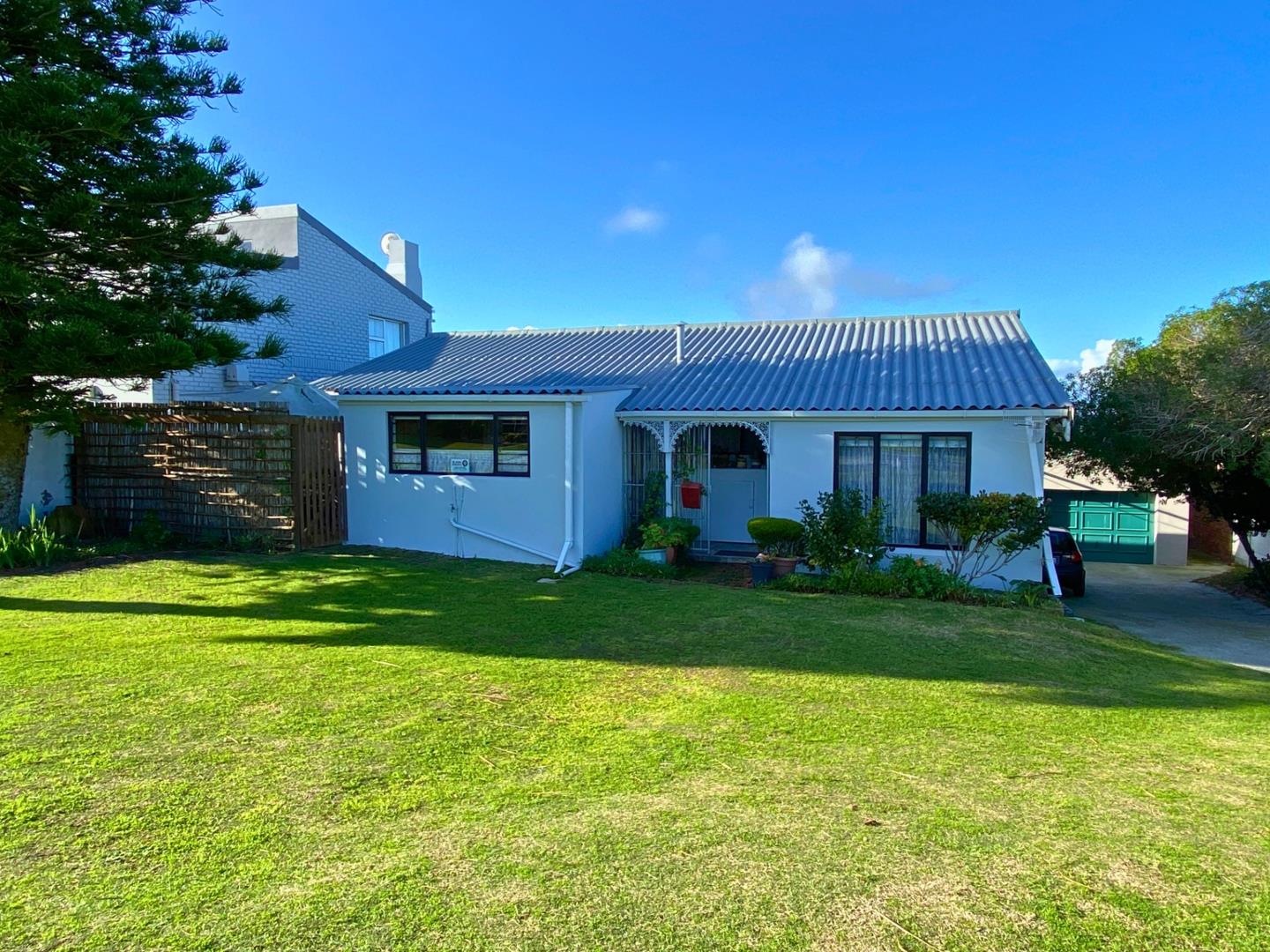 4 Bedroom House for sale in Kleinbaai 42 Perlemoen Street P24112770540