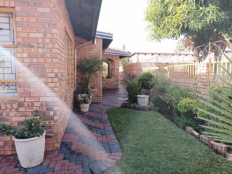 3 Bedroom House for sale in Mabopane 8902 Mabopane Road P24112771945