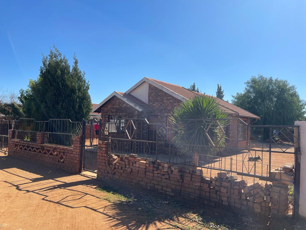 Danville, Mafikeng Property Property and houses for sale in Danville