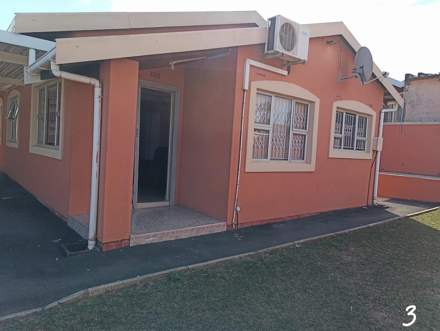 3 Bedroom House for sale in Umlazi BB P24112793349