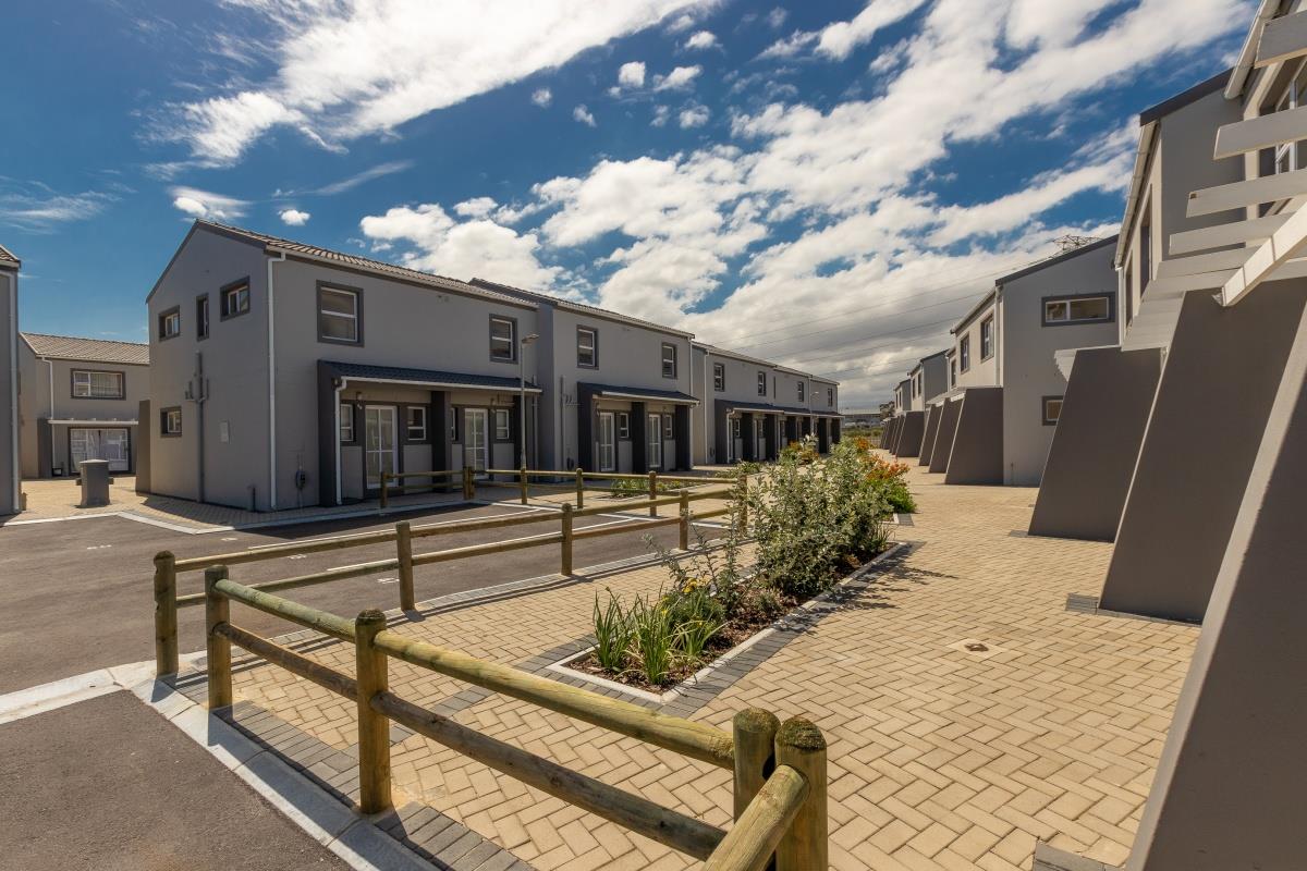 2 Bedroom Apartment / flat for sale in Stratford Green P24112794863