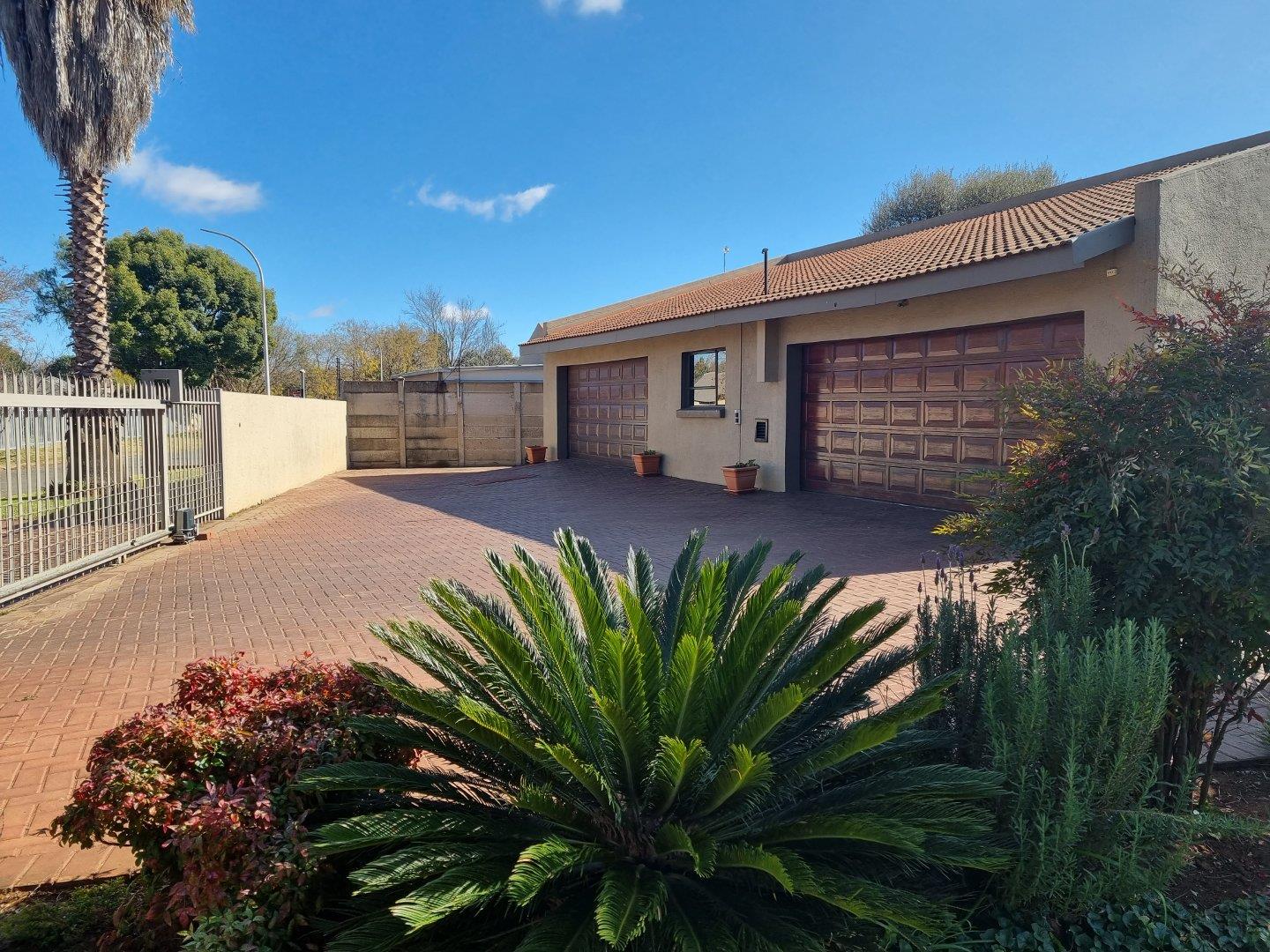 3 Bedroom House for sale in Three Rivers East P24112796951