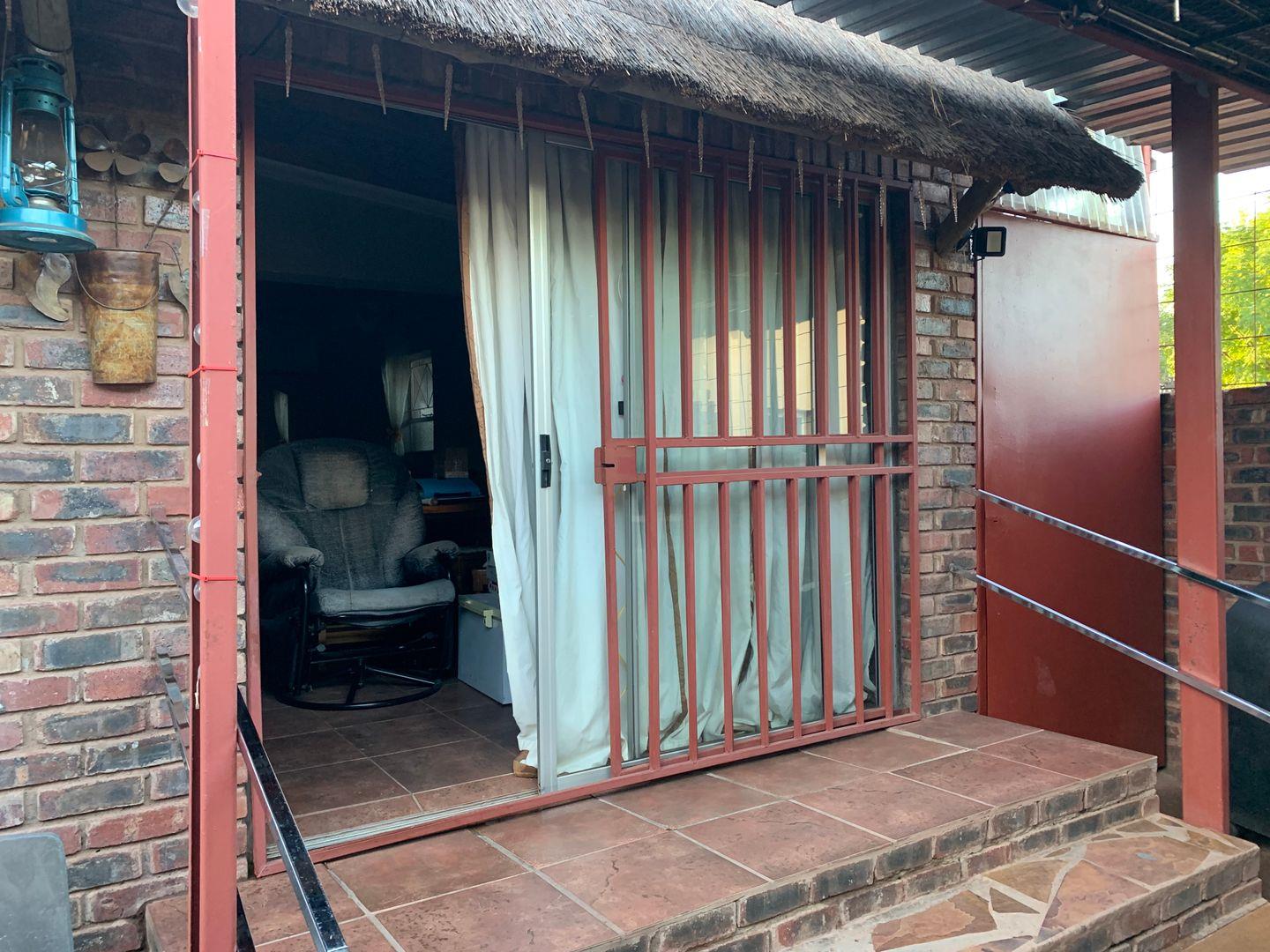 2 Bedroom Apartment / flat to rent in Postmasburg P24112799263