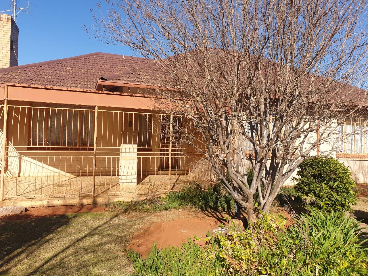 3 Bedroom House for sale in Carletonville Central P24112801601
