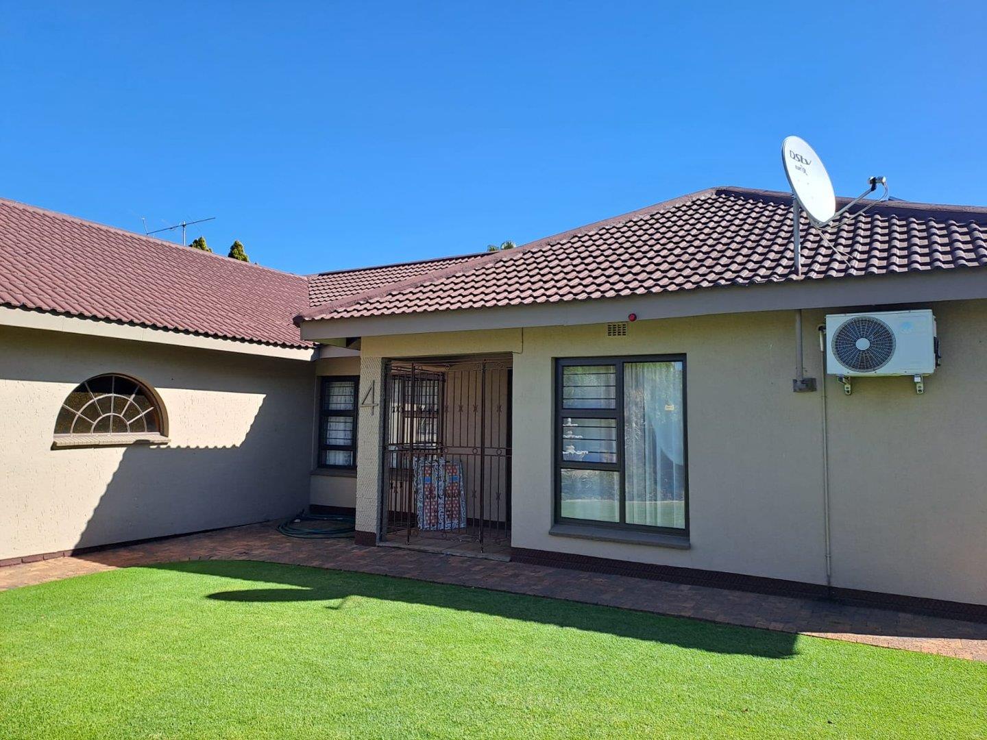 3 Bedroom House for sale in Golf Park P24112802908