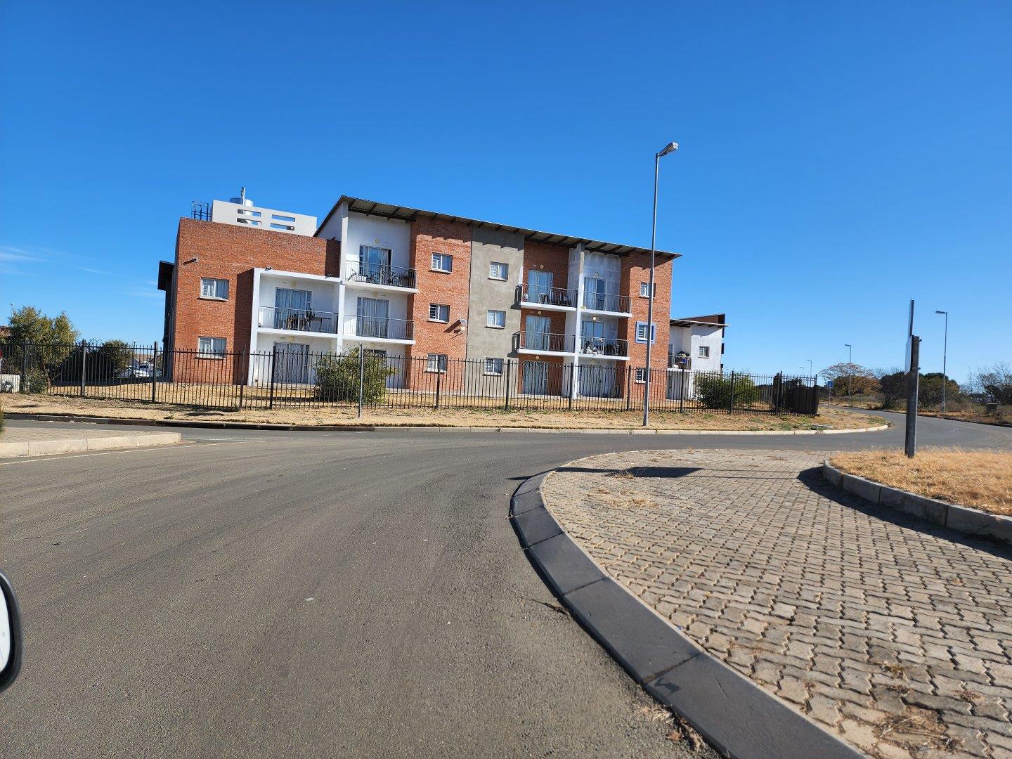 2 Bedroom Apartment / flat for sale in Raceway P24112805333