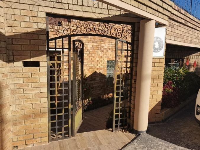 4 Bedroom House for Sale in Mayfair West